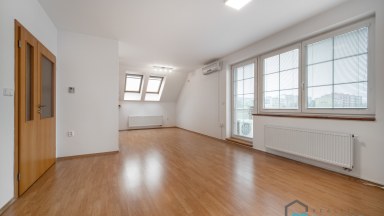 Prodej podkrovního bytu 4+kk a dvě garážová stání v Olomouci