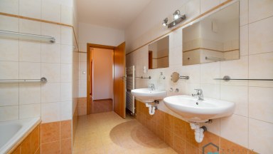Prodej podkrovního bytu 4+kk a dvě garážová stání v Olomouci